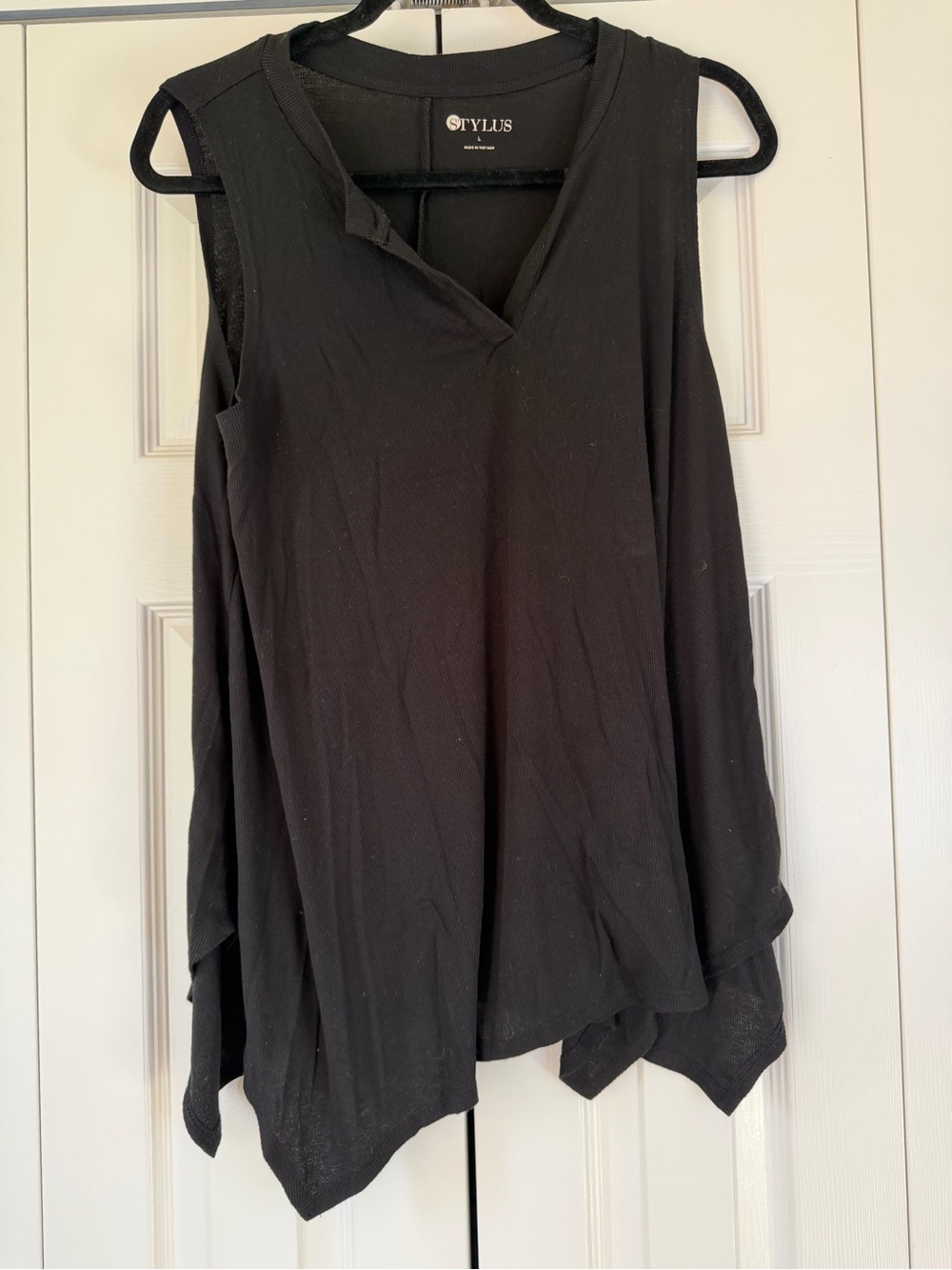 STYLUS Black Sleeveless V-Notch Flowy Tank